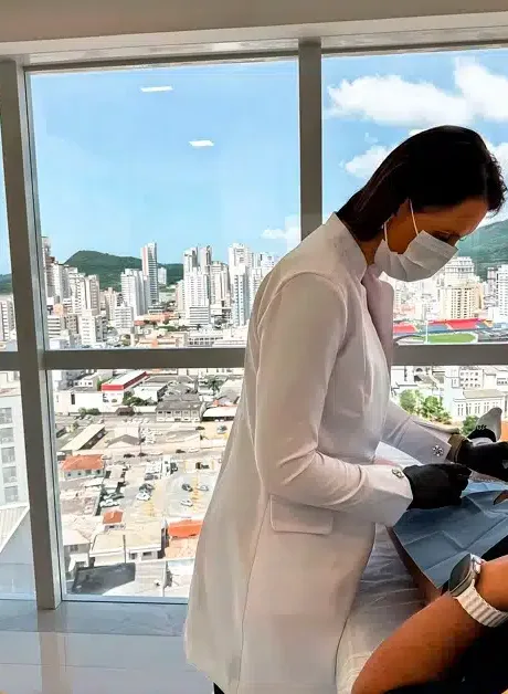 Dra. Fernanda Porsch durante um atendimento