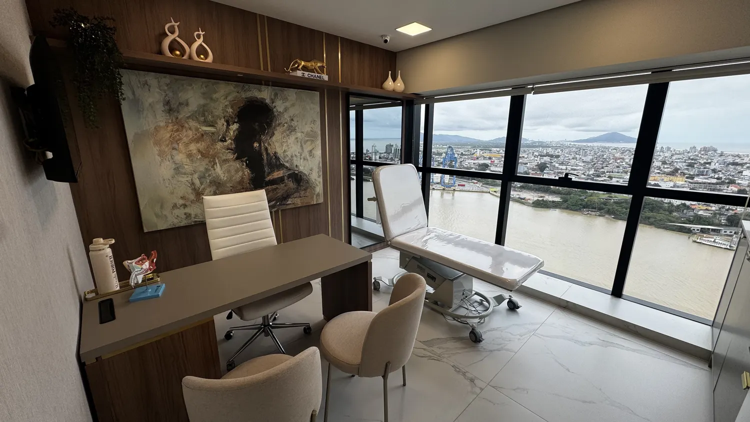 Sala de atendimento com vista para o rio